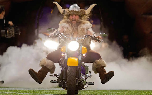 Vikings TE calls Ragnar's demands 'ridiculous'; Philly Phanatic