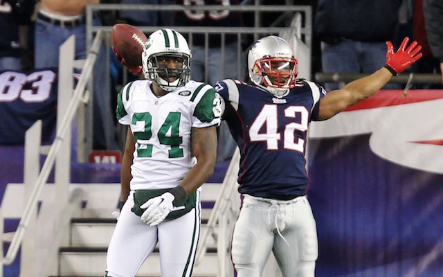 Photo: New York Jets Darrelle Revis watches New England Patriots