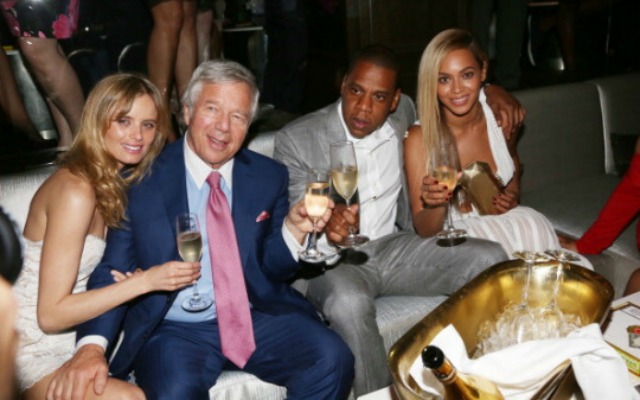 Robert Kraft is just hanging out with some of his pals. (Rapradar.com)