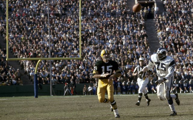  Watch out New York quarterback Bart Starr! Deacon is after you. (Getty Images) (USATSI)