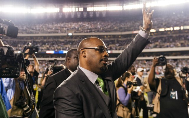 Eagles retire Donovan McNabb's No. 5 jersey in halftime ceremony 