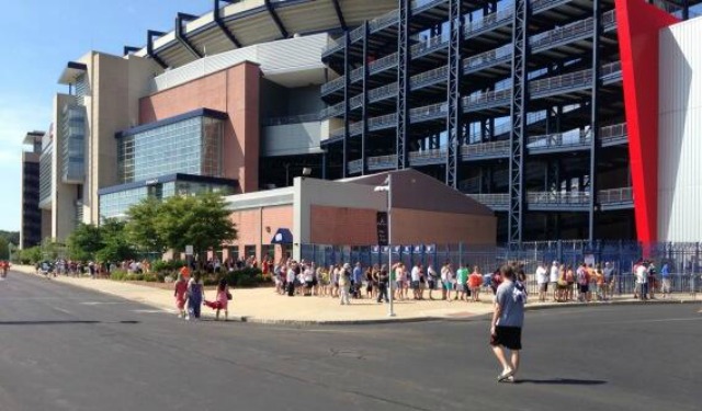 Patriots Pro Shop Offers Free Exchanges on Hernandez Jerseys