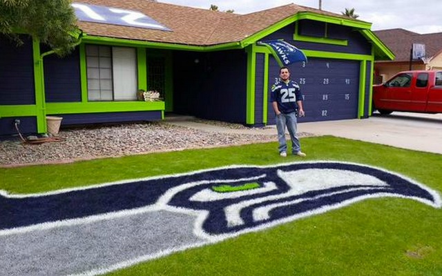 LOOK: Seahawks fan paints logo in his front yard, has green and blue house  