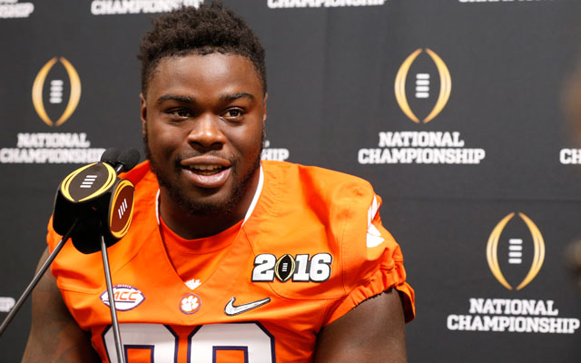 Shaq Lawson: Stats & Injury News