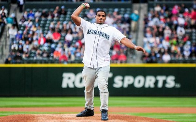 Who threw out the first pitch on Mariners Opening Day?
