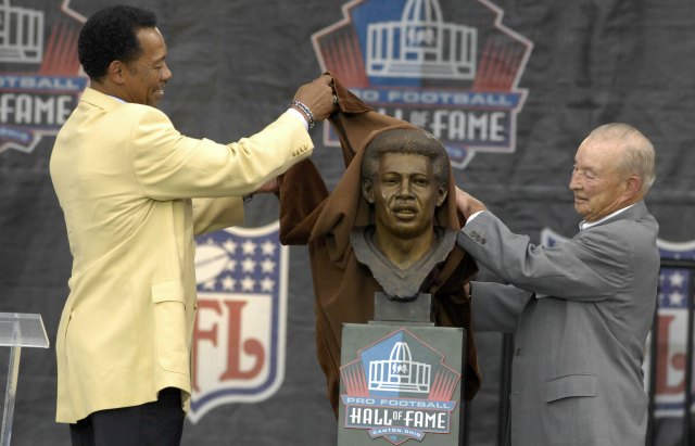 William Clay Ford helped unveil Charlie Sanders' Hall of Fame bust in 2007. (USATSI)