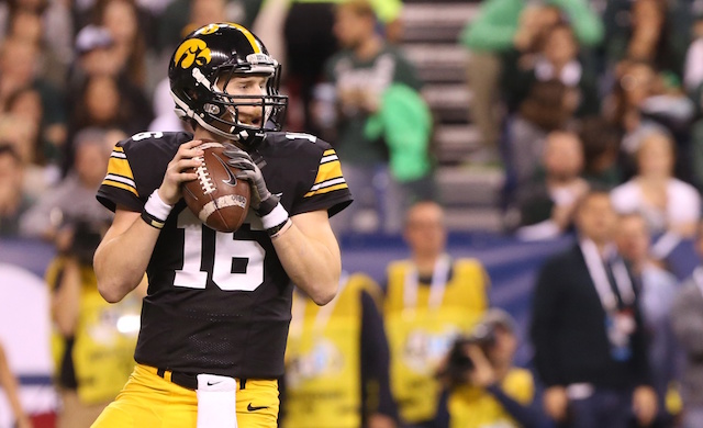 Iowa Could Soar Again With Qb C J Beathard Expected Back For Spring Cbssports Com