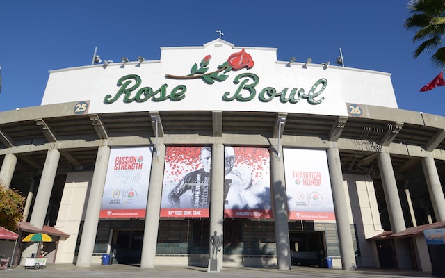 LOOK: Oregon fans married in Rose Bowl parking lot - CBSSports.com