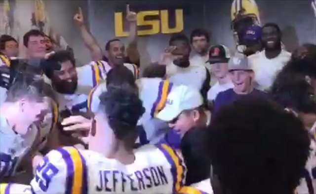 Les Miles dabbed in the LSU locker room, because obviously. (@LSUfball)