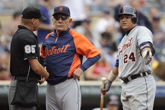 Watch: Miguel Cabrera rewards young fan for ditching Mike Trout jersey