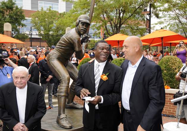 Baseball great Eddie Murray charged with insider trading