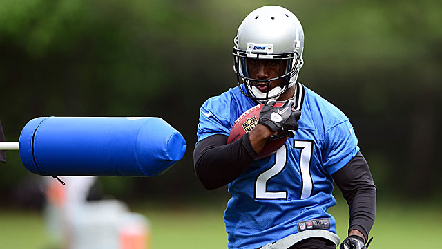 Running back Reggie Bush runs drills for the Lions. (USATSI)