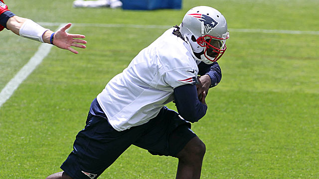 Former Buccaneers RB LeGarrette Blount takes a handoff from QB Ryan Mallett. (USATSI)