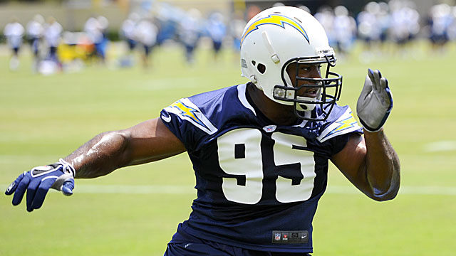 Former Colts DE Dwight Freeney runs drills at Chargers minicamp. (USATSI)