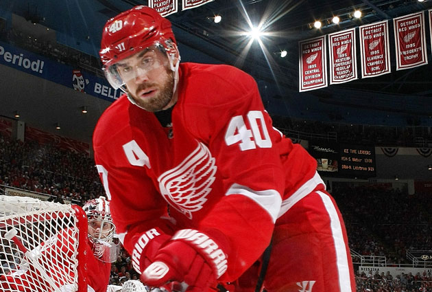 Zetterberg gets advertisement stuck to jersey 