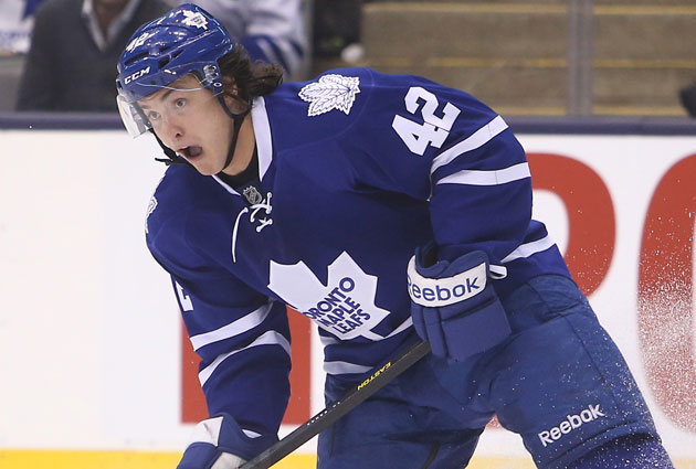 Tyler Bozak is staying in Toronto. (USATSI)