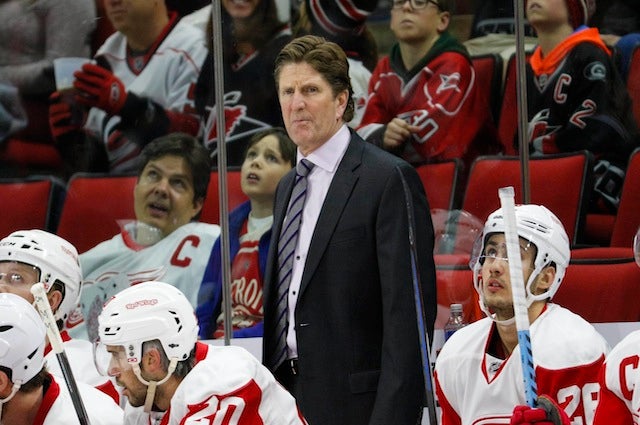 Mike Babcock will reportedly be staying with the Detroit Red Wings. (USATSI)