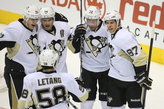 Pittsburgh Penguins forwards Sidney Crosby and Evgeni Malkin could use some help. (USATSI)