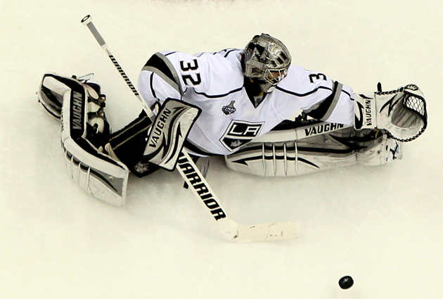 Goaltender Jonathan Quick of the Los Angeles Kings leads his News Photo  - Getty Images