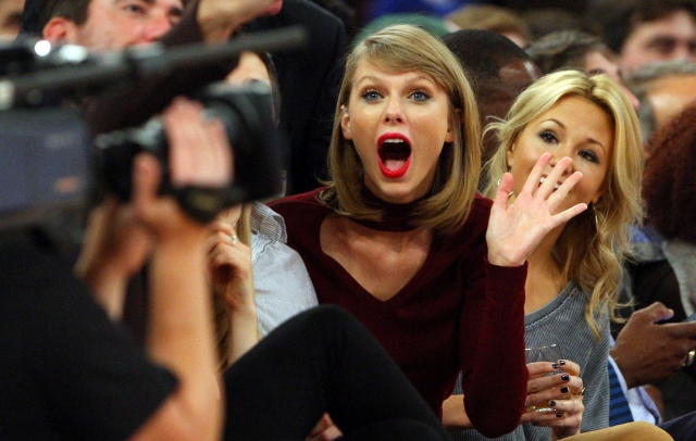 Taylor Swift distracted Blackhawks 