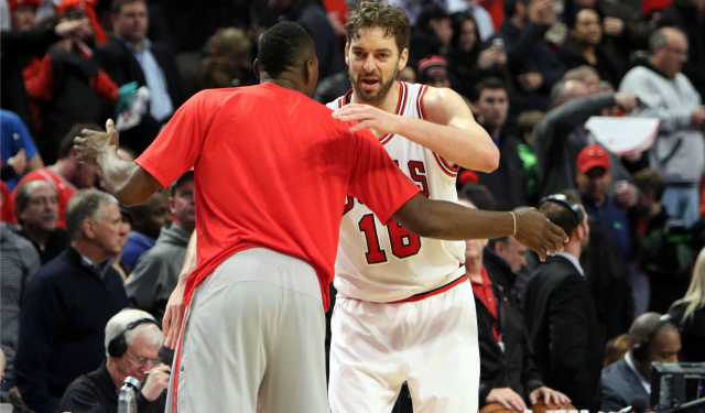 Pau Gasol embraces former teammate Dwight Howard after the win.  (USATSI)