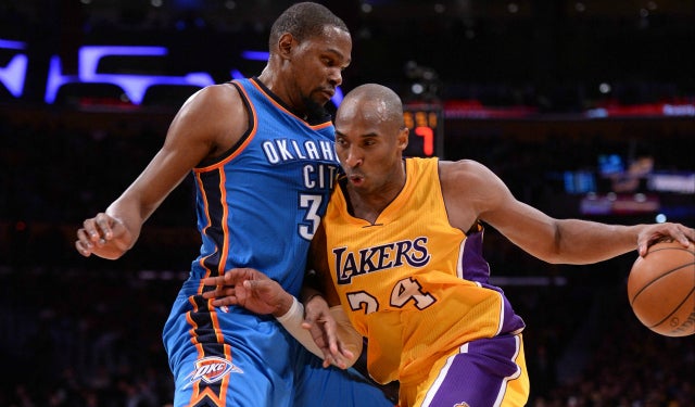 Kobe Bryant goes at Kevin Durant.  (USATSI)