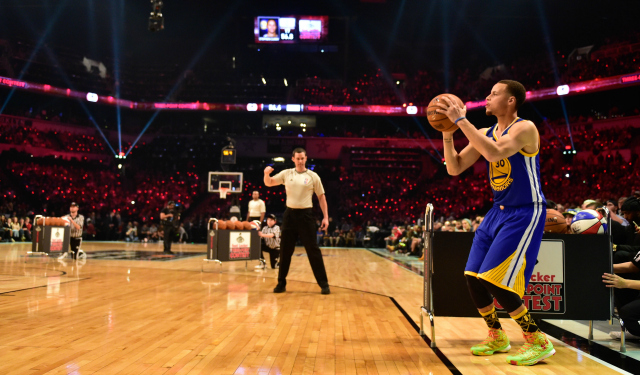 Stephen Curry makes 13 straight 3s at Barclays.  (USATSI)
