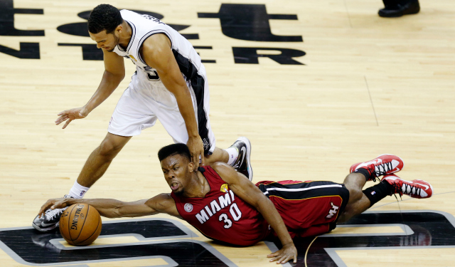 Spurs defeat Heat in steamy Finals opener