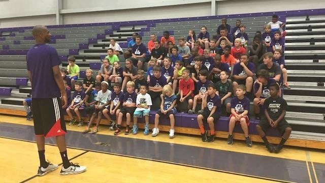 Corey Brewer speaks to campers in Portland, Tenn. (The Corey Brewer Foundation)