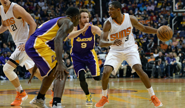 Marcelo Huertas chases Brandon Knight around.  (USATSI)