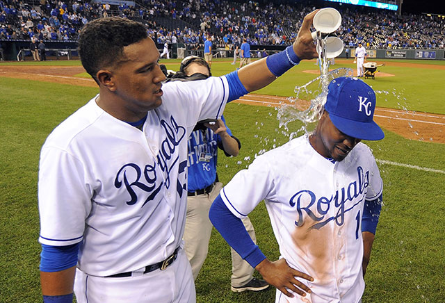 Alex Gordon carted off field with severe-looking groin strain - NBC Sports