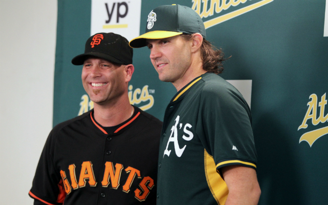 LOOK: Giants teammates honor Tim Hudson by dressing up like him 