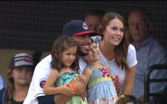 Indians players shave heads to support Aviles, daughter