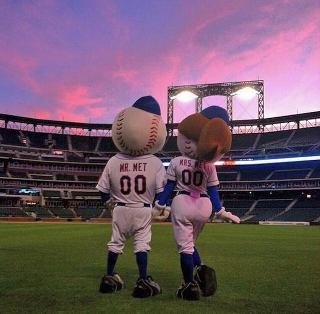 Mr. and Mrs. Met sport their masks, 07/26/2020