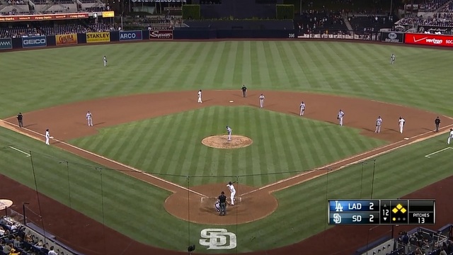 Báez hits bases-loaded single in 9th as Cubs top Reds 6-5