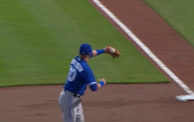 Watch: Line drive goes through Blue Jays' Josh Donaldson's glove