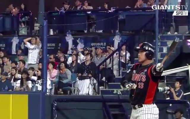 Jae-Gyun Hwang hit a game-tying homer and boy did he enjoy it.