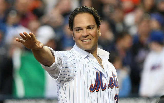 Hall of Famer Mike Piazza has number retired by Mets