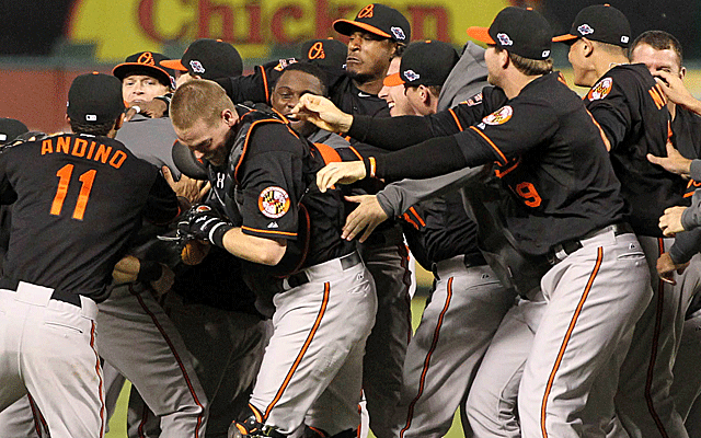 Marco Scutaro, Giants answer back to even NLCS