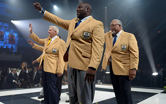 Seven-time Pro Bowler and all-time motormouth Warren Sapp (foreground) plans to ad-lib his induction speech. (USATSI)
