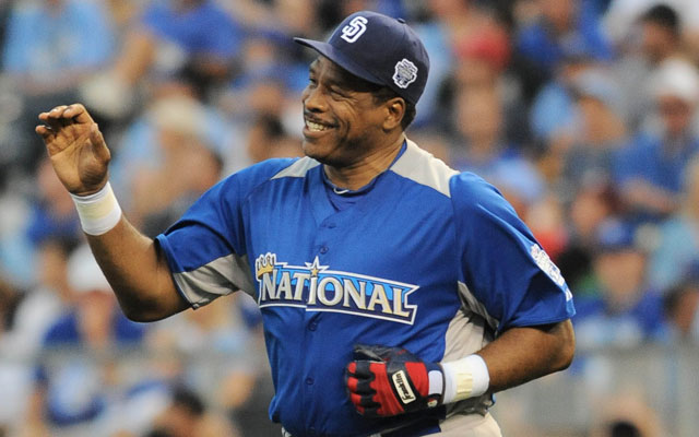 Dave Winfield signs with hometown Minnesota Twins