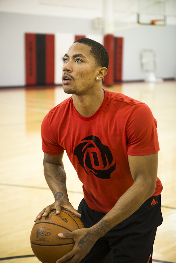 derrick rose tears his acl