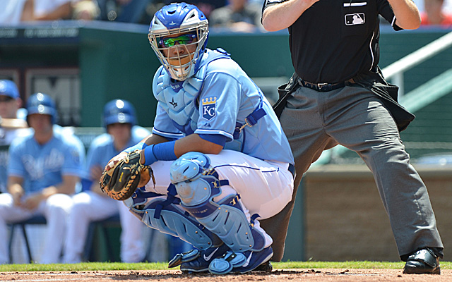 Salvador Perez leaves game after taking foul ball off mask