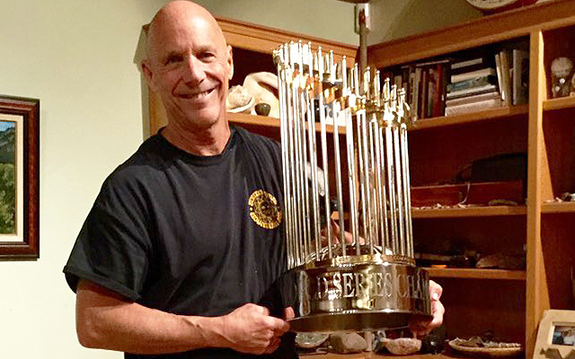LOOK: Bruce Bochy buys World Series trophy for Giants' Tim Flannery 