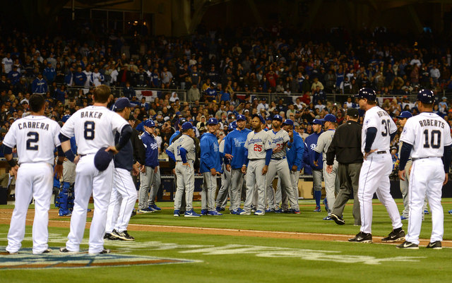 Greinke breaks collarbone in brawl with Padres