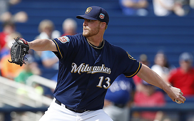 Brewers: Relief pitcher Will Smith tears LCL while taking off his shoe