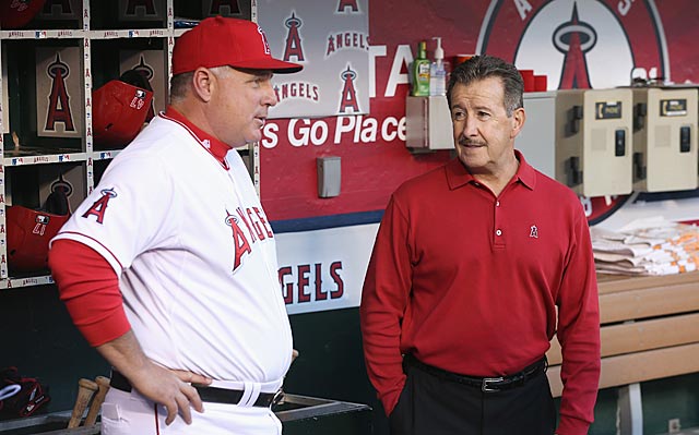 Manager Mike Scioscia of the Anaheim Angels holds the World Series News  Photo - Getty Images