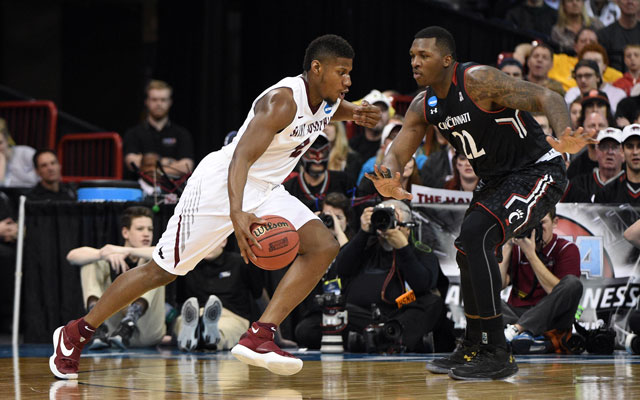 Saint Joseph's survived after a Cincy dunk was ruled off. (USATSI)
