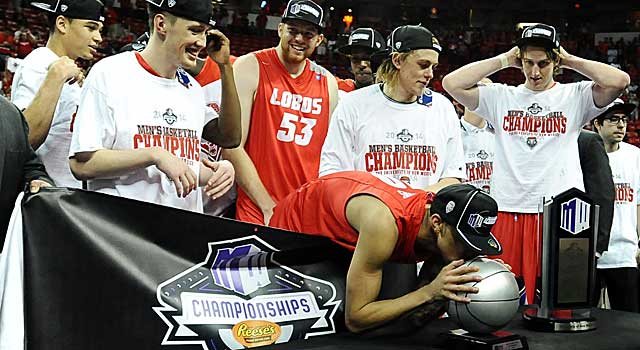 New Mexico's Kendall Williams kisses the MVP trophy after the Lobos win the MWC. (USATSI)