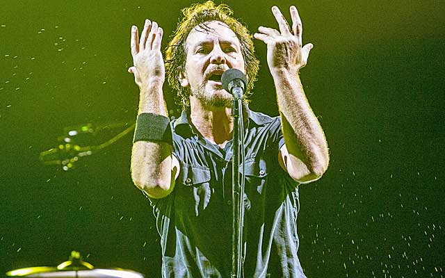 Sonics fan Eddie Vedder takes shots at Sacramento, Oklahoma City ...